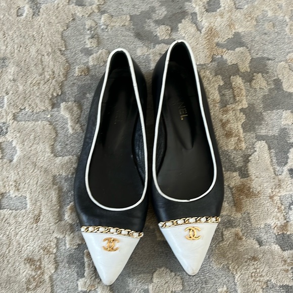 Black and white pointed toe flats with gold hardware - Picture 1 of 4